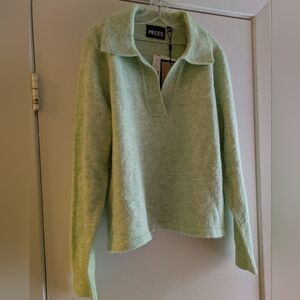 Pieces Women's Green Sweater. US M